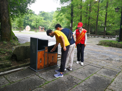 苏州三亚岛旅游区特勤队副队长刘佳楠规劝游客文明出行